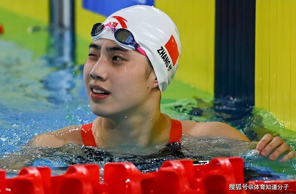 剧照中，宠物狗;淑女双眸微合，与流浪狗查普依偎